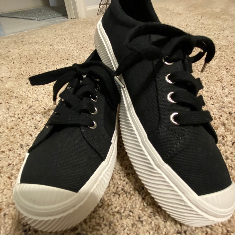 NEW LISTING!! Cariuma Sneakers